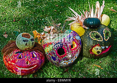 Zucche di Halloween fatta e dipinta multicolor da bambini. Foto Stock