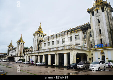 Parte anteriore di Yangon La Stazione Ferroviaria Centrale sulla luglio 13, 2014 a Yangon, Birmania. Foto Stock