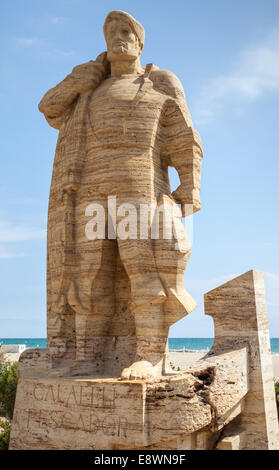 CALAFELL, Spagna - 20 agosto 2014: monumento al pescatore nella città di Calafell, Spagna Foto Stock