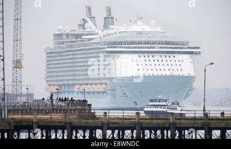 La più grande nave da crociera al mondo, Oasi dei mari arriva a Southampton per una breve sosta. Foto Stock