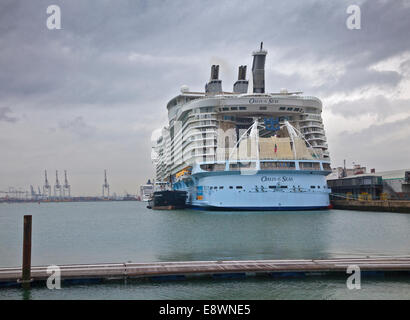 Southampton, Regno Unito. 15 ottobre, 2014. Royal Caribbean M/S Oasi dei mari al City Terminal nel Porto di Southampton, Hampshire, Inghilterra, Regno Unito. 15 Ottobre 2014 - questa è la prima visita al Regno Unito di questo, uno del mondo di due grandi navi passeggeri, in grado di ospitare 5.400 passeggeri. Oggi siamo arrivati al porto a 10:00 Da Rotterdam e partirà alle ore 23:59 stasera a Vigo, Spagna. Credito: Krys Bailey/Alamy Live News Foto Stock