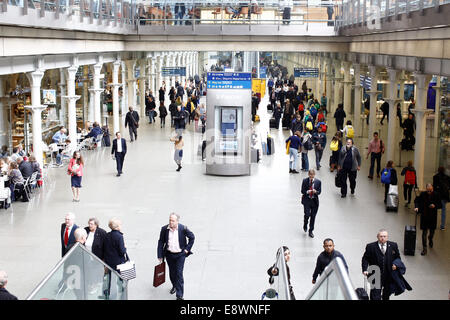 Londra, Regno Unito. 15 ottobre, 2014. Il virus di Ebola screening per iniziare a Kings Cross St Pancras International Terminal per prevenire epidemia nel Regno Unito. Credito: Fantastico/coniglio Alamy Live News Foto Stock