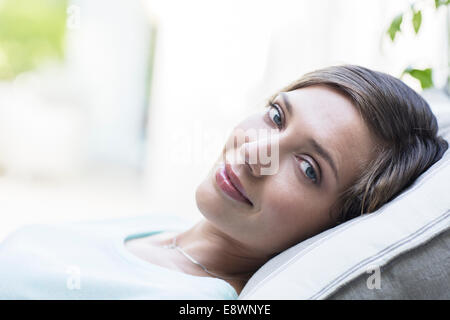 Close up di donna faccia sorridente Foto Stock