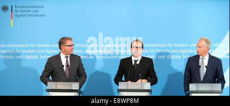 Berlino, Germania. 15 ottobre, 2014. Il Ministro dei trasporti Alexander Dobrindt (C, CSU), Lufthansa CEO Carsten Spohr (L), e Siegloch Klaus-Peter (R), Presidente dell'Associazione federale dell'industria del trasporto aereo (BDL) parlare durante una conferenza stampa presso il ministero dei trasporti di Berlino, Germania, 15 ottobre 2014. © dpa picture alliance/Alamy Live News Foto Stock