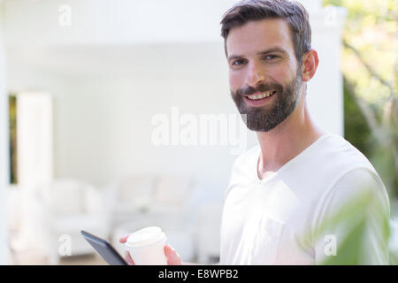 Uomo con tavoletta digitale all'aperto Foto Stock