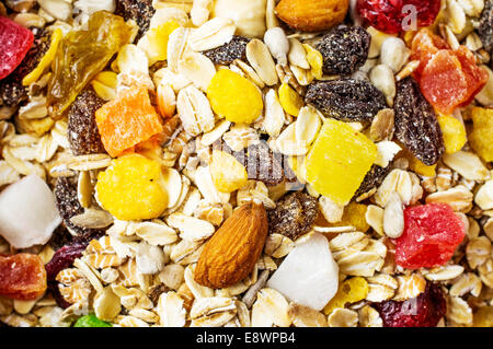 Sullo sfondo il muesli con noci, bacche, semi, canditi di primo piano Foto Stock