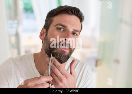 Uomo barba di trimming in bagno Foto Stock