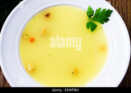 Zuppa di funghi in una piastra bianca con un rametto di prezzemolo Foto Stock