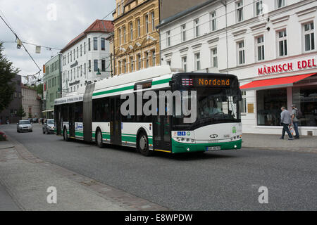 Eberswalde è una delle tre città in Germania che utilizzano i filobus. Essi hanno investito di recente in Solaris Trollino veicoli. Foto Stock