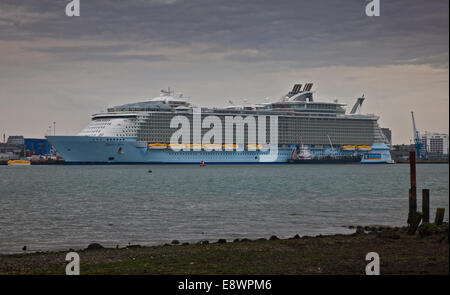 Southampton, Regno Unito. 15 ottobre, 2014. Royal Caribbean M/S Oasi dei mari al City Terminal nel Porto di Southampton, Hampshire, Inghilterra, Regno Unito. 15 Ottobre 2014 - questa è la prima visita al Regno Unito di questo, uno del mondo di due grandi navi passeggeri, in grado di ospitare 5.400 passeggeri. Oggi siamo arrivati al porto a 10:00 Da Rotterdam e partirà alle ore 23:59 stasera a Vigo, Spagna. Credito: Krys Bailey/Alamy Live News Foto Stock