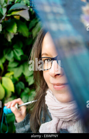 Giovane donna con ombrello Foto Stock