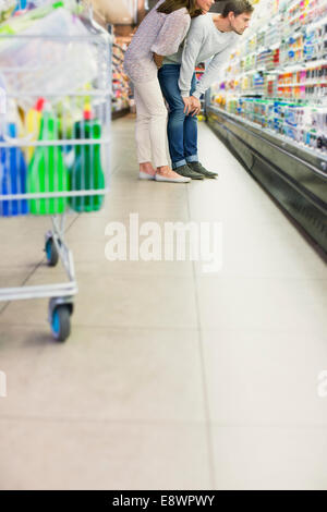 Paio di shopping insieme nel negozio di alimentari Foto Stock