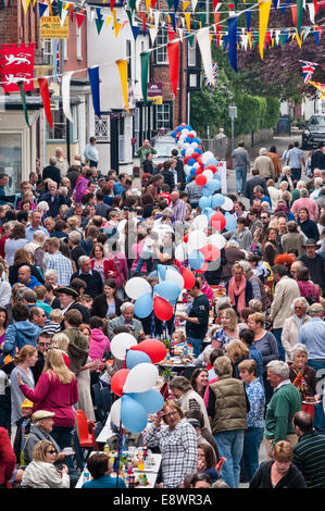 Presteigne, Powys, Galles, Regno Unito. Una festa di strada per celebrare il matrimonio del 2011 del principe William e Kate Middleton, ora duca e duchessa di Cambridge Foto Stock