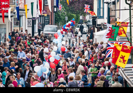 Presteigne, Powys, Galles, Regno Unito. Una festa di strada per celebrare il matrimonio del 2011 del principe William e Kate Middleton, ora duca e duchessa di Cambridge Foto Stock