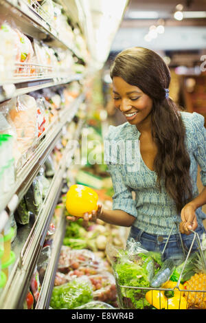 Donna shopping nel negozio di alimentari Foto Stock