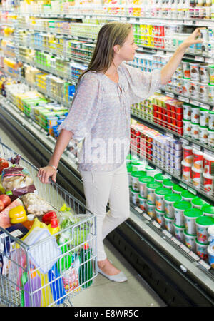 Donna shopping nel negozio di alimentari Foto Stock