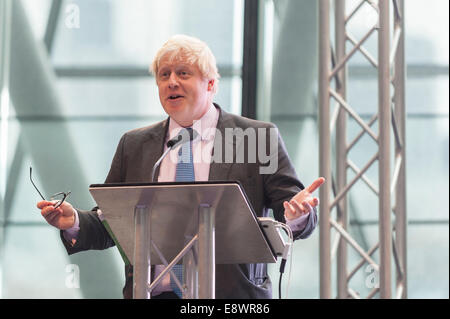 Londra, Regno Unito. 15 ottobre, 2014. Chirurgo pionieristico ed ex ministro della sanità, Signore Ara Darzi, presenta la relazione finale del London della Commissione Sanitaria per il sindaco di Londra Boris Johnson a City Hall. La relazione, una salute migliore per Londra, propone misure rigorose per combattere le minacce poste dal tabacco, alcool, obesità, la mancanza di esercizio fisico e di inquinamento che colpiscono milioni di persone. Insieme la quantità di proposte per il pubblico più grande unità di salute in tutto il mondo. Esso contiene oltre 60 raccomandazioni e stabilisce dieci ambizioni per la città con gli obiettivi. Credito: Stephen Chung/Alamy Live News Foto Stock