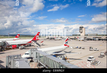 Zurigo - 21 settembre: piani preparando per prendere il via al Terminal A dell'aeroporto di Zurigo il 21 settembre 2014 a Zurigo, Switzerla Foto Stock