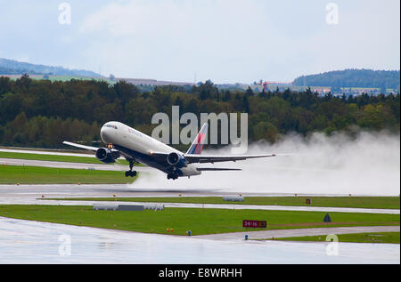 Zurigo - 21 settembre: Boeing 757 Delta Airlines decollare il 21 settembre 2014 a Zurigo, Svizzera. Internazionale di Zurigo un Foto Stock