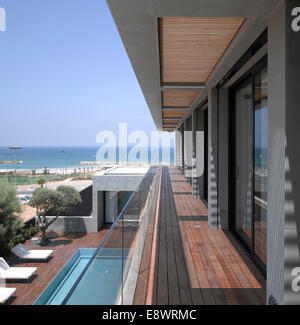 Piscina decking e balcone esterno con vista al mare da B House, Israele, Medio Oriente. Foto Stock