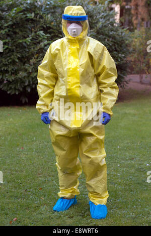 Daniel Peter medico presso la "Arbeiter-Samariter-Bund-Schnelleinsatzteam Veloce' (Primo aiuto samaritano squadre), presenta gli indumenti di protezione durante un virus di Ebola informazioni evento di Colonia, Germania, 15 ottobre 2014. La tuta protettiva della categoria III 3.4.5.6. è particella- e resistente ai liquidi ed è utilizzata nella lotta contro il virus di Ebola in Africa. L'alleanza di organizzazioni umanitarie tedesche "Aktion Deutschland hilft' e l'ASB informa i dipendenti delle varie organizzazioni di aiuto sulla utilizzazione di Ebola abbigliamento protettivo e il trattamento in Germania. Foto: Matthias esitano di fronte/dpa Foto Stock