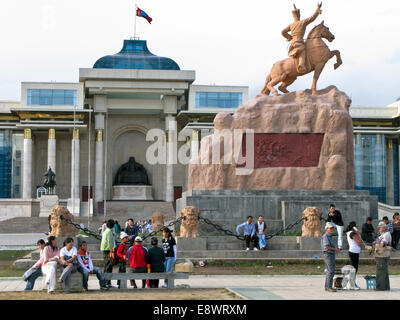 Statua di Gengis Khan in Sukhbaatar Square di fronte Saaral Ordon gli uffici del primo ministro e presidente in Ulam Batar Foto Stock