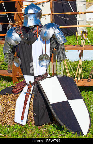 Knight armor sul display durante la ricostruzione del torneo Foto Stock