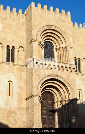 La facciata ovest della vecchia Cattedrale Sé Velha, Coimbra, Beira Litoral, Portogallo (consacrata nel 1184). Foto Stock