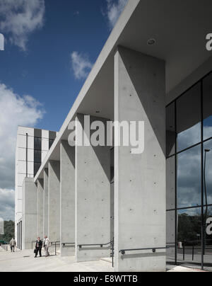 Altezza doppia facciata di calcestruzzo nel Kent biblioteca e centro della storia, Maidstone, England, Regno Unito. Foto Stock