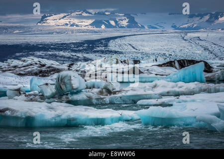 Iceberg - Jokulsarlon laguna glaciale Breidamerkurjokull, ghiacciaio Vatnajokull calotta di ghiaccio, Islanda Foto Stock