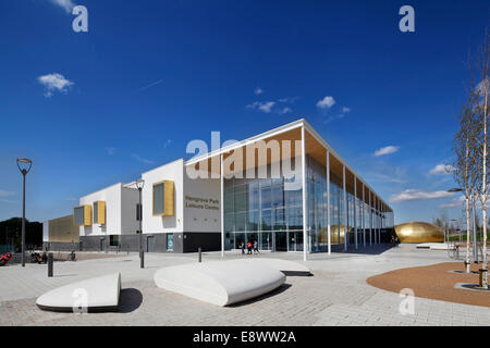 Portico esterno e numero di posti a sedere di fronte Hengrove Leisure Centre, Bristol, Inghilterra, Regno Unito. Foto Stock