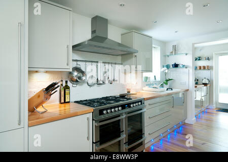 Cucina con piano luci nella torre di acqua la conversione, Dalkeith, Midlothian, Scotland, Regno Unito. Foto Stock