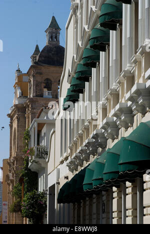 Piante rampicanti sul balcone esterno in Cartagena de Indias, Colombia Foto Stock