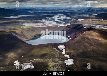 Vista aerea del Blahylur Crater Lake, Landmannalaugar, Highlands Centrali, Islanda Foto Stock