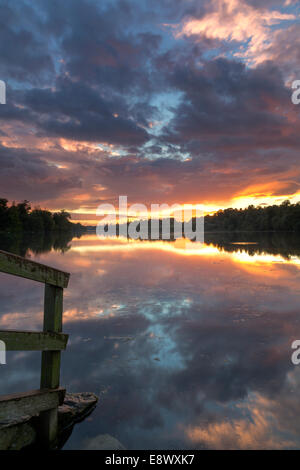 Clumber Park Lake tramonto, Nottinghamshire, Inghilterra, ottobre 2014. Foto Stock