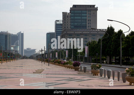 Putrajaya Convention Center visto giù Putrajaya boulevard, Malaysia Foto Stock
