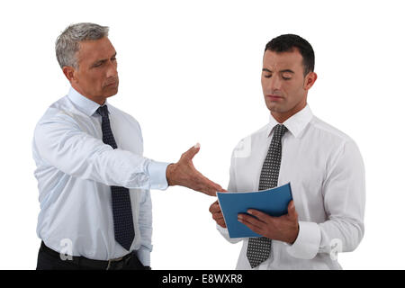 Arrabbiato boss visualizzando il suo dispiacere Foto Stock