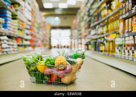 Close up full carrello sul pavimento del negozio di alimentari Foto Stock