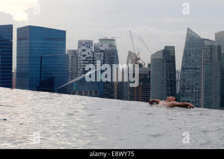 Una valutazione nel tetto piscina infinity e dello skyline di Singapore presso il Marina Bay Sands Hotel e Casino di Singapore. Foto Stock