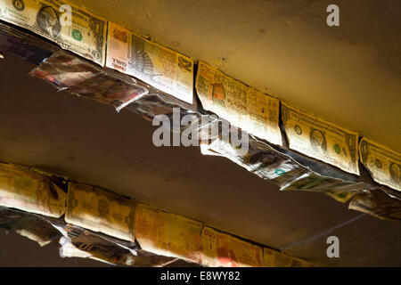 Varie banconote imperniata al soffitto nell'ultima goccia pub, Edimburgo, Scozia Foto Stock