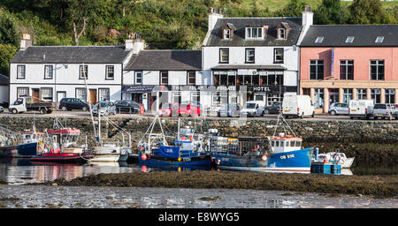 Tarbert Harbour sulla East Loch Tarbert in Argyll, Scozia. Foto Stock