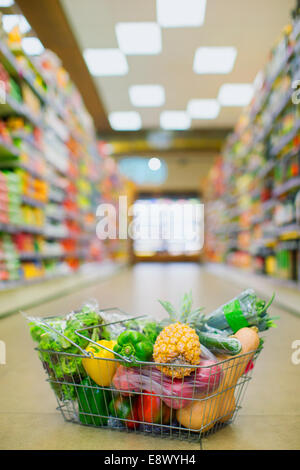 Close up full carrello sul pavimento del negozio di alimentari Foto Stock