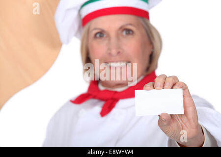 Lo chef senior in possesso di un biglietto da visita Foto Stock