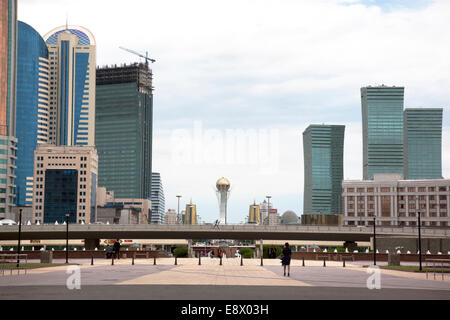 Viale principale edifici futuristici e Monumento Bayterek, Astana, la nuova capitale del Kazakistan Foto Stock