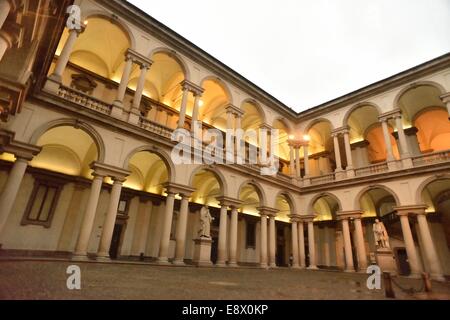 Il cortile di Palazzo Brera (di notte le luci) Foto Stock