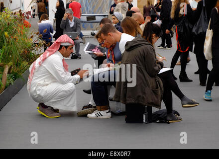 Londra, Regno Unito. 15 ottobre, 2014. Fregio London 2014. I visitatori di art fair Credit: Rachel Megawhat/Alamy Live News Foto Stock