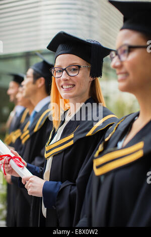 La donna nel cappuccio e camice in piedi con le scuole Foto Stock