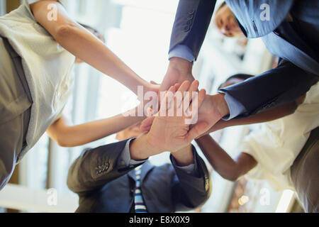 La gente di affari mettendo le mani insieme Foto Stock