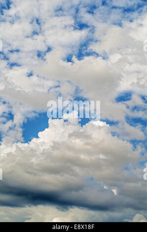 Cloudscape bianco e azzurro del cielo. Foto Stock