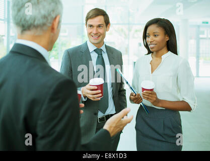 La gente di affari parlando in edificio per uffici Foto Stock